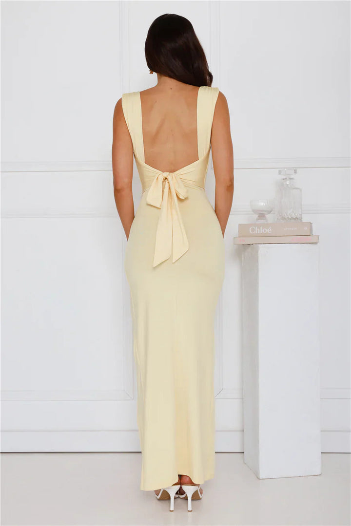 Claire™ | Figurbetontes Schlitzkleid mit Raffungen