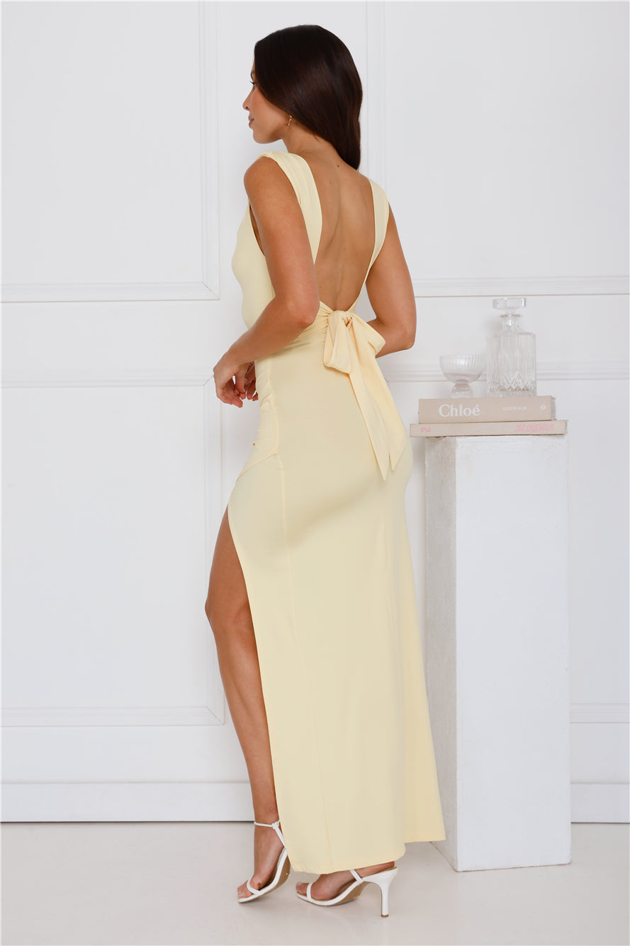 Claire™ | Figurbetontes Schlitzkleid mit Raffungen