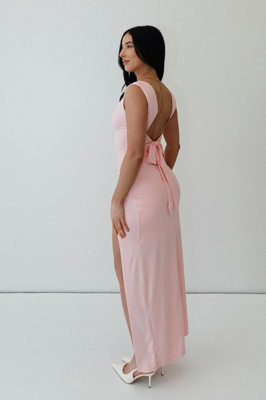 Claire™ | Figurbetontes Schlitzkleid mit Raffungen