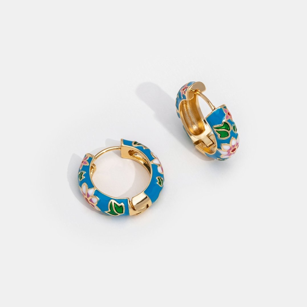 Vergoldete Kreolen mit Blumen