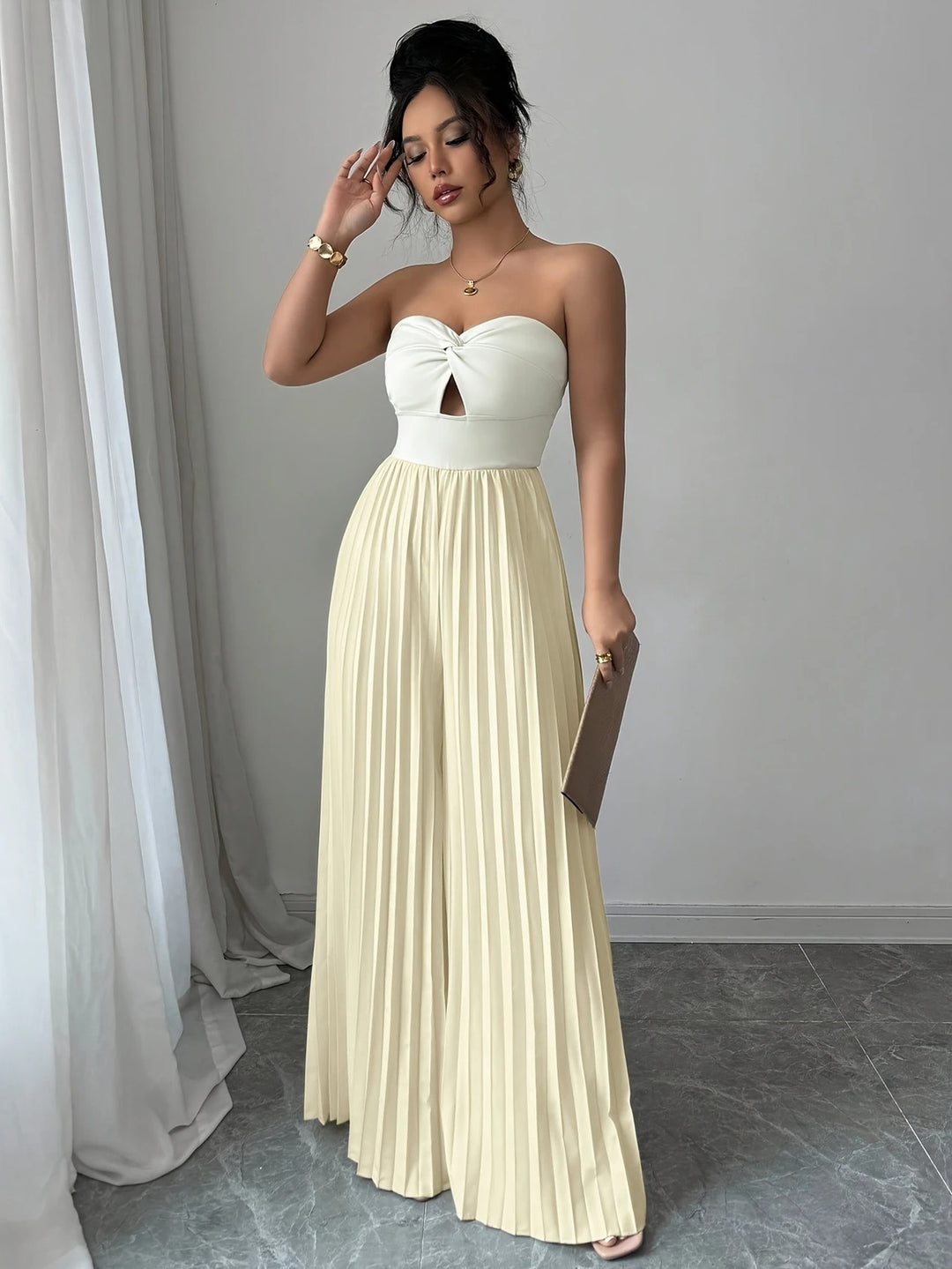 Amelia | Trägerloser Jumpsuit mit Twist-Detail und Faltenhose