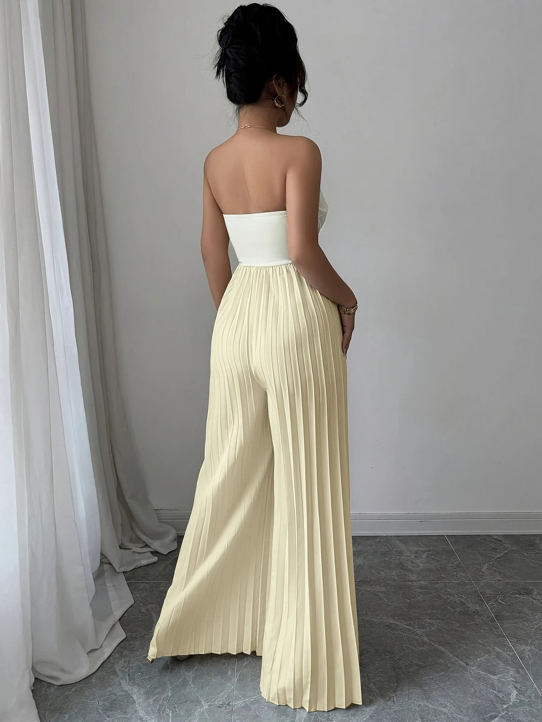 Amelia | Trägerloser Jumpsuit mit Twist-Detail und Faltenhose