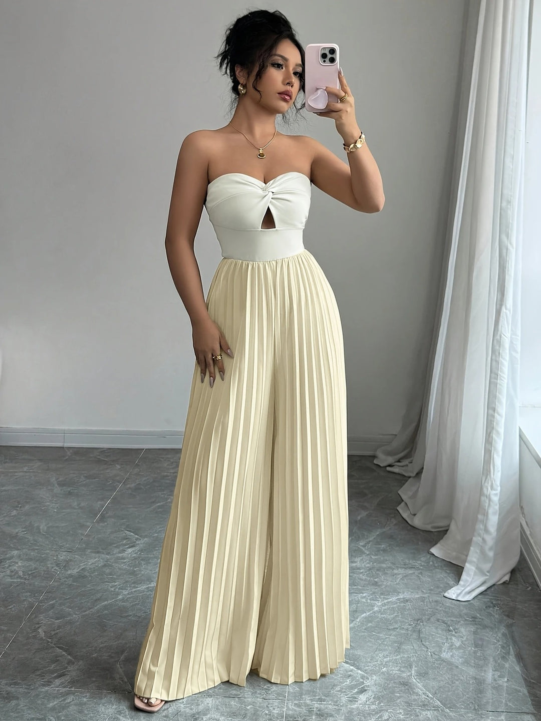 Amelia | Trägerloser Jumpsuit mit Twist-Detail und Faltenhose