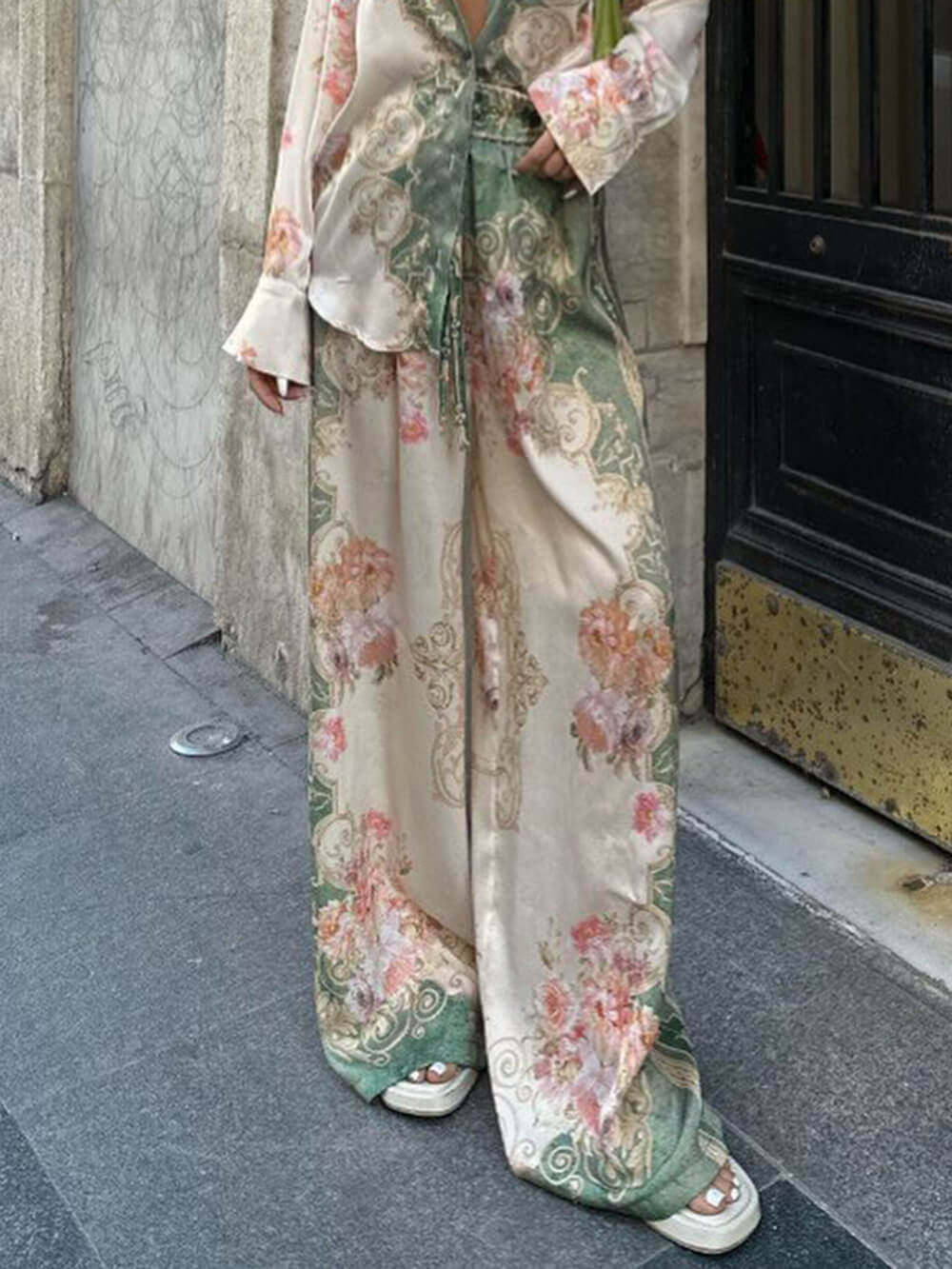 Vollständiges Satinierter Barock – Blumenhemd und breite Beinhose