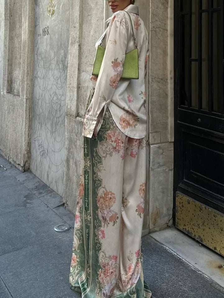 Vollständiges Satinierter Barock – Blumenhemd und breite Beinhose