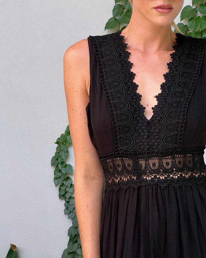 ALYSSA | Midikleid Ärmellos mit V-Ausschnitt und zarten Spitze-Details