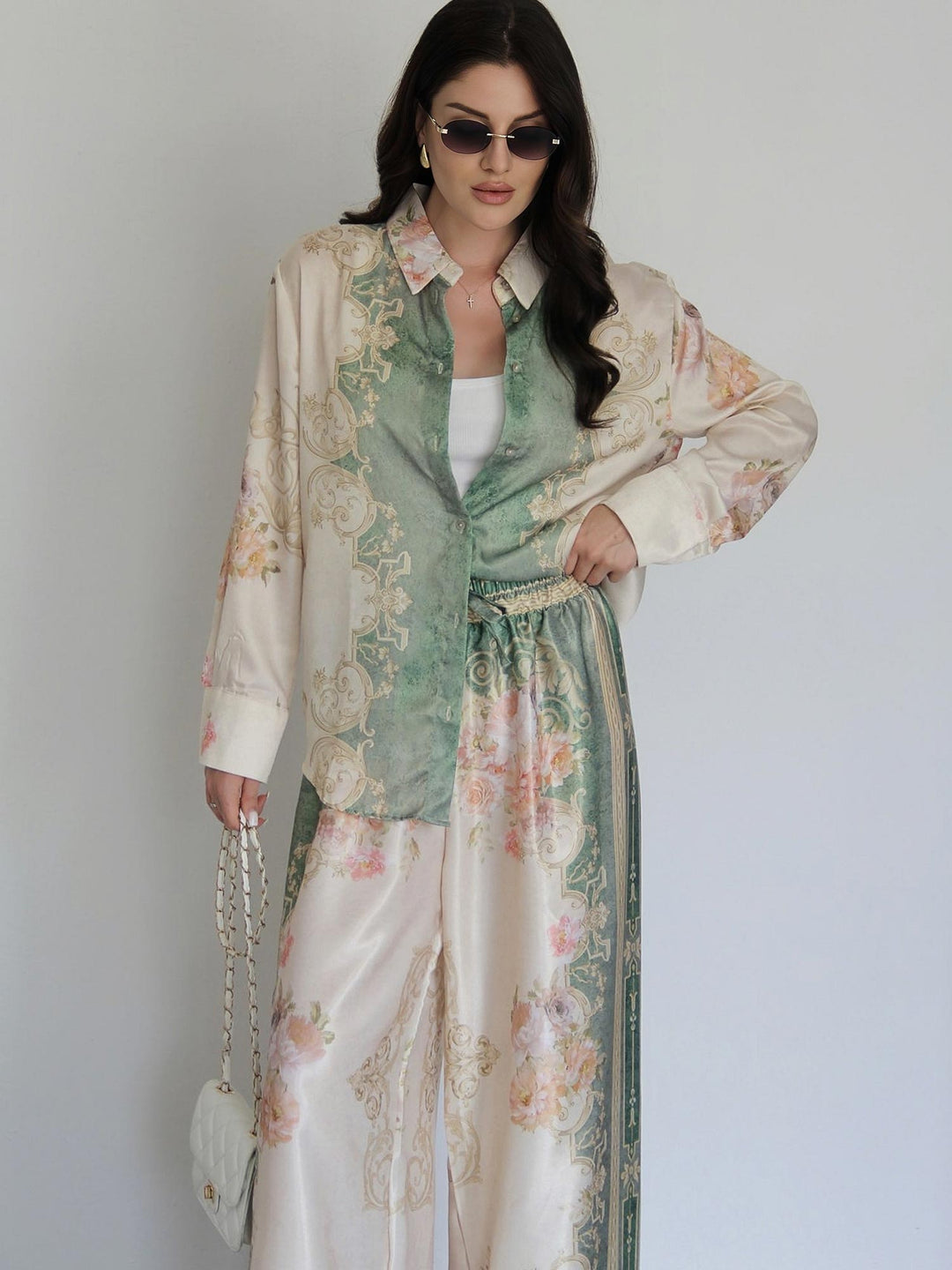 Vollständiges Satinierter Barock – Blumenhemd und breite Beinhose