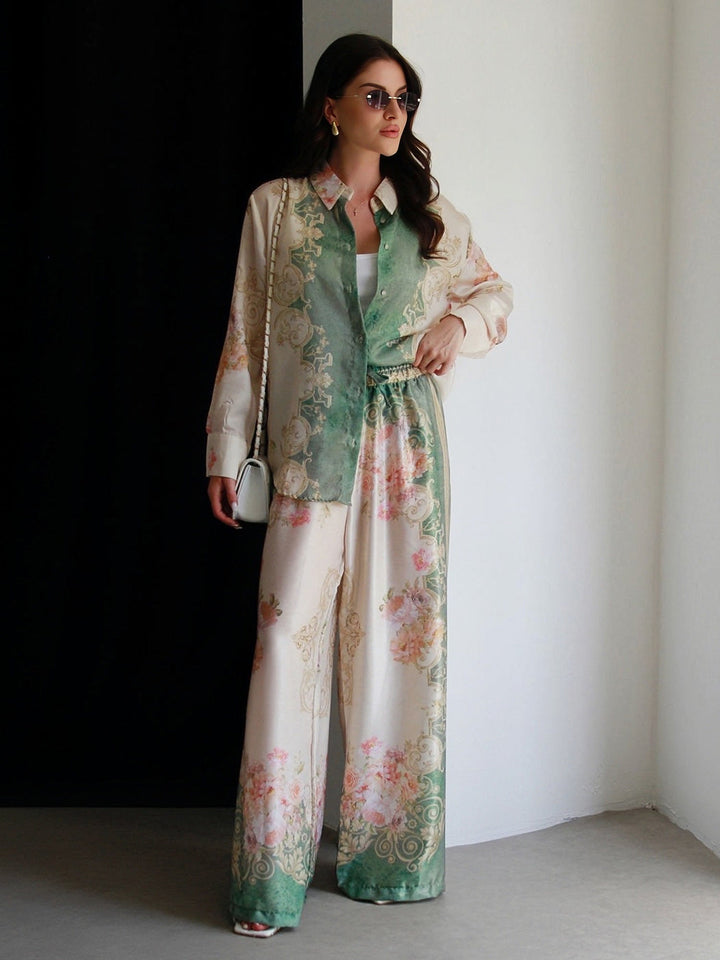 Vollständiges Satinierter Barock – Blumenhemd und breite Beinhose
