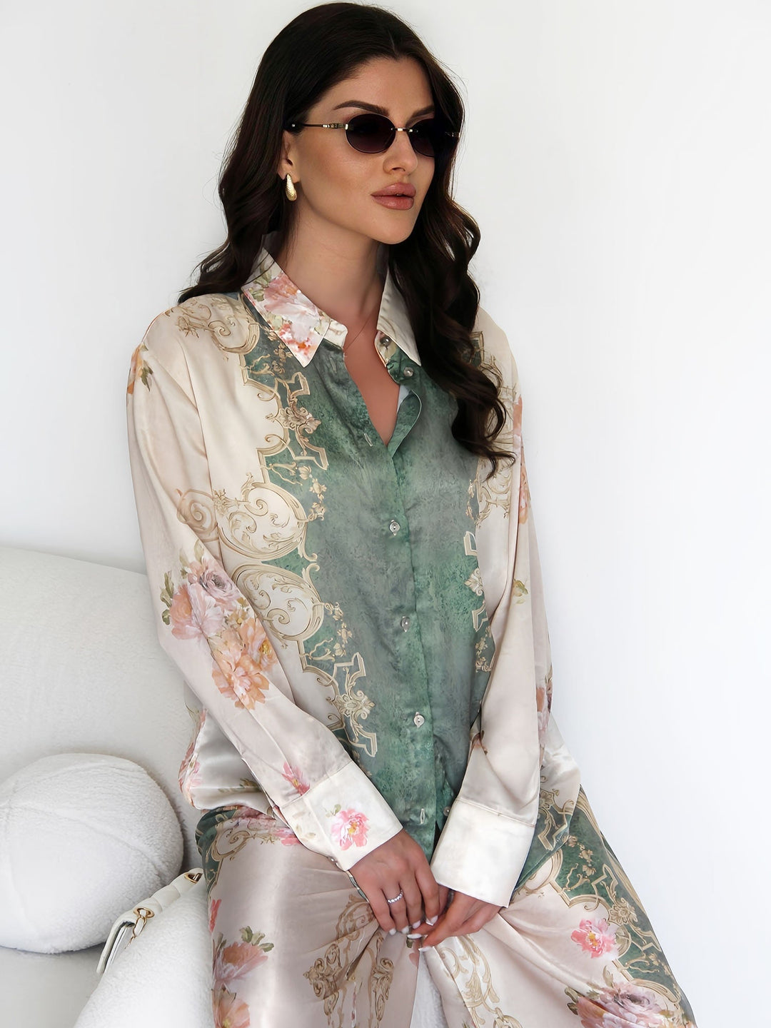 Vollständiges Satinierter Barock – Blumenhemd und breite Beinhose