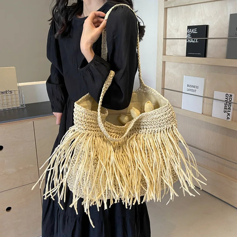 Geflochtene Tasche mit Fransen – Natürlicher und Boho-Stil
