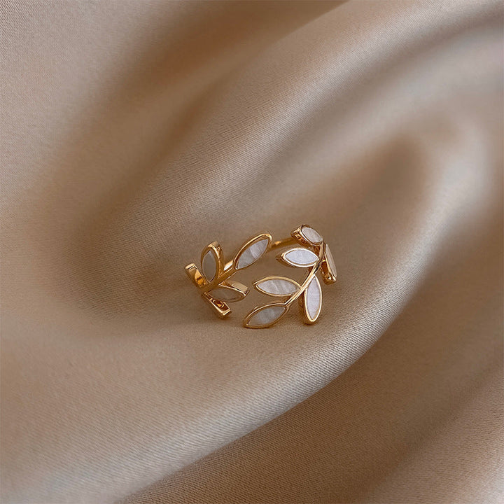 Verstellbarer Goldring mit Blatt und weißem Opal