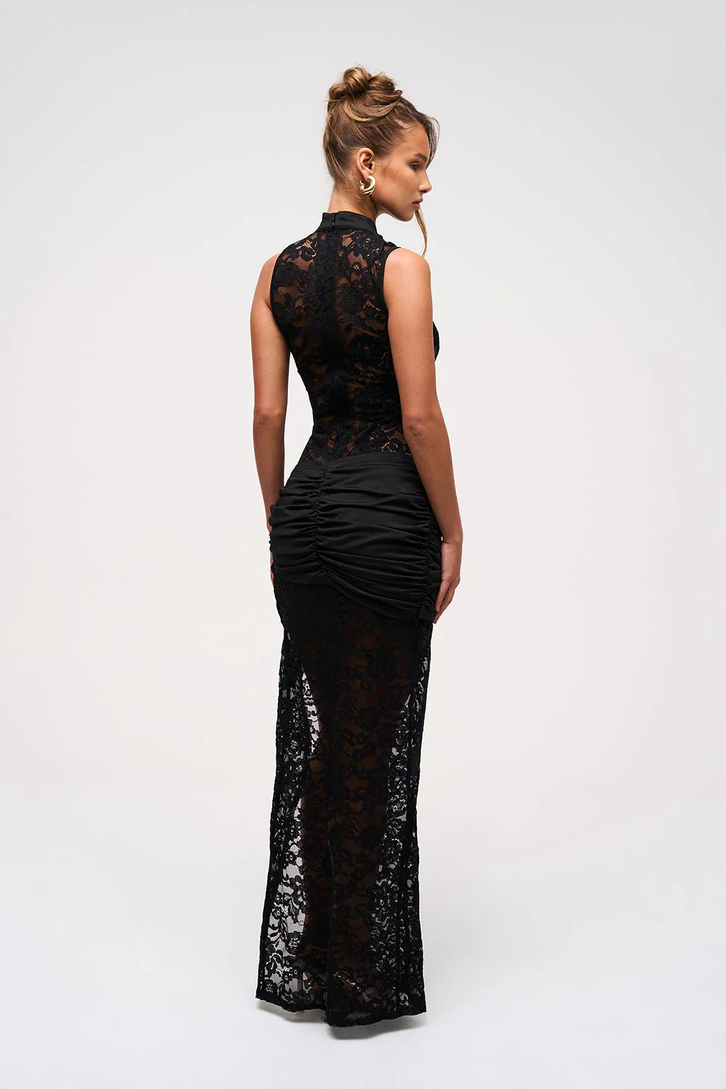 SARA  | Langes Spitzenkleid mit V-Ausschnitt